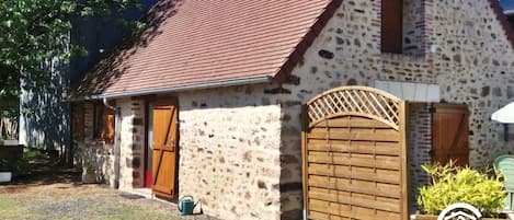 Location de vacances ave Gîtes de France Mayenne - H53G010959 La Closerie de la Trottinière à Sainte-Suzanne jusqu’à 2 personnes. Gîte douillet à la campagne dans les Coëvrons à deux pas de la petite cité de caractère et des chemins de randonnée.