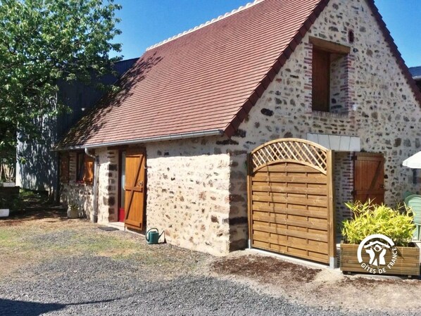 Location de vacances ave Gîtes de France Mayenne - H53G010959 La Closerie de la Trottinière à Sainte-Suzanne jusqu’à 2 personnes. Gîte douillet à la campagne dans les Coëvrons à deux pas de la petite cité de caractère et des chemins de randonnée.