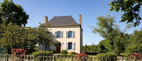 Vue façade avant du gîte