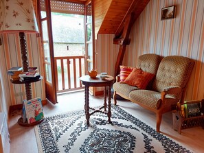 Location de vacances avec Gîtes de France Mayenne - H53G010749 gîte Lusachères à La Pellerine jusqu’à 6 personnes. Maison de campagne proche de Fougères avec jardin paysager, terrasse et cheminée à proximité des champs. Palier avec espace lecture.