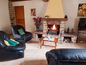 Location de vacances avec Gîtes de France Mayenne - H53G010749 gîte Lusachères à La Pellerine jusqu’à 6 personnes. Maison de campagne proche de Fougères avec jardin paysager, terrasse et cheminée à proximité des champs. Espace salon.