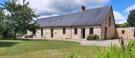 Location de vacances avec Gîtes de France Mayenne - H53G010928 gîte La Boulaie à Saint-Ouen-des-Toits jusqu’à 6 personnes. Maison de campagne en rez-de-chaussée proche de Laval avec grand jardin clos.