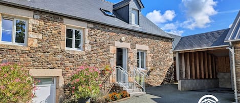 Confortable gîte pour 4 personnes dans la campagne mayennaise, dans le Parc Naturel Normandie Maine. A proximité de la ville thermale de Bagnoles de l’Orne - H53G014249 – Les Gallinettes – Gîtes de France Mayenne