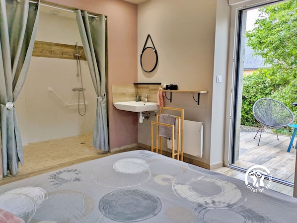 Chambre 1 (13.4mÂČ) : lit 160x200 cm, Ă©tagĂšre avec penderie, salle d'eau privative accessible PMR, terrasse privative avec table et 2 chaises â H53G019299 - La Rose TrĂ©miĂšre Ă CossĂ©-le-Vivien â GĂźtes de France Mayenne