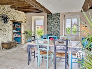 Salon sĂ©jour (37mÂČ) : canapĂ©s, tĂ©lĂ©vision, table pour les repas, livres et jeux de sociĂ©tĂ© â H53G019299 - La Rose TrĂ©miĂšre Ă CossĂ©-le-Vivien â GĂźtes de France Mayenne