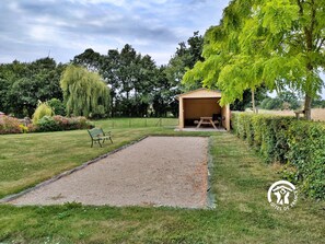 Jardin clos, cour pour les véhicules, salon de jardin, transats, abri, barbecue, bac à sable, terrain de pétanque, jeux d'extérieur - H53G019299 - La Rose Trémière à Cossé-le-Vivien – Gîtes de France Mayenne