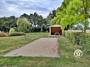 Jardin clos, cour pour les vĂ©hicules, salon de jardin, transats, abri, barbecue, bac Ă sable, terrain de pĂ©tanque, jeux d'extĂ©rieur - H53G019299 - La Rose TrĂ©miĂšre Ă CossĂ©-le-Vivien â GĂźtes de France Mayenne