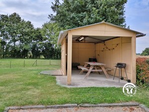 Ari, barbecue à charbon, bac à sable, terrain de pétanque avec boules - H53G019299 - La Rose Trémière à Cossé-le-Vivien – Gîtes de France Mayenne