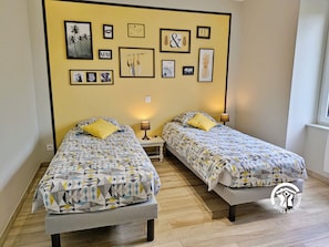 Chambre 3 (12mÂČ) : 2 lits jumeaux 80x190 cm, Ă©tagĂšre avec penderie, lit bĂ©bĂ© â H53G019299 - La Rose TrĂ©miĂšre Ă CossĂ©-le-Vivien â GĂźtes de France Mayenne