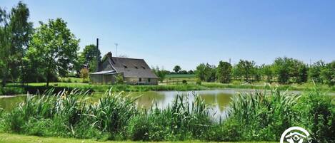 Location de vacances avec Gîtes de France Mayenne - H53G010865 gîte Le Bas Pineau à Loiron-Ruillé jusqu’à 6 personnes. Maison de campagne à la ferme avec étang de pêche privé, carpes, jardin clos.