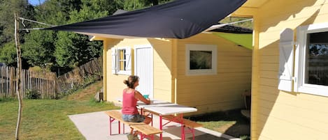 2 Cabanes réunies par la terrasse et le jardin