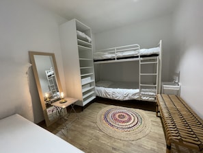 Chambre enfants avec un lit en 140cm et 2 lits superposés