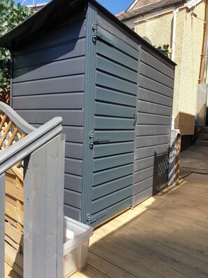 New bike shed both fixed camera's cover the shed please ask for the keys 