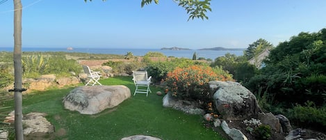 Jardin avec gazon synthétique et vue sur la baie