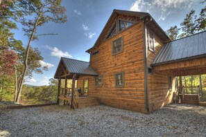 Cedar Ridge - Exterior view of the cabin from the driveway