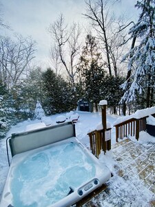Beautiful All Season Cottage with a Hot Tub