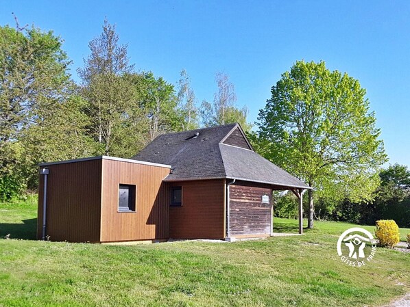 Location de vacances avec Gîtes de France Mayenne - Village Vacances et pêche à Villiers-Charlemagne. H53G01072 Chalet le Black Bass avec ponton privatif sur l’étang, pour 5 à 7 personnes. 2 chambres, canapé convertible, terrasse et local de pêche.