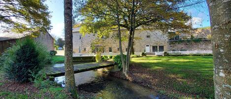 Location de vacances avec Gîtes de France Mayenne - H53G010981 gîte Le Moulin de Gratte Sac à Voutré jusqu’à 6 personnes. Maison de campagne avec étang de pêche, au bord de rivière.