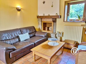 NIVEAU 0 : Salon de 23m² : deux canapés, télévision et un babyfoot – H53G019188 - La Grande Reignière – Gîtes de France Mayenne