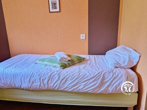 NIVEAU 0 : Bureau de 5m² : un lit d'appoint 90x190cm (possibilité de couchage pour une 9e personne sur demande) – H53G019188 - La Grande Reignière – Gîtes de France Mayenne