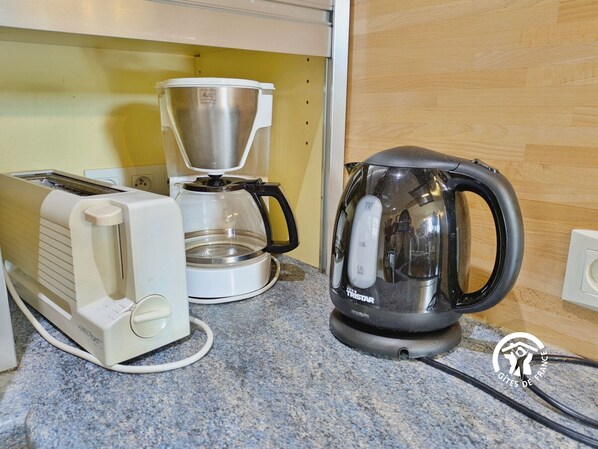 NIVEAU 0 : Cuisine équipée : lave-vaisselle, réfrigérateur, four, hotte, plaque de cuisson 3 feux, micro-ondes, bouilloire, grille pain, mixeur, cafetière filtre, télévision, cheminée – H53G019188 - La Grande Reignière – Gîtes de France Mayenne