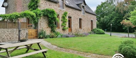 Location de vacances avec Gîtes de France Mayenne - H53G019188 grand gîte La Grande Reignière à Brécé jusqu’à 8 personnes. Maison familiale de campagne proche de la Bretagne et de la Normandie. Jardin clos avec étang de pêche privé, cheminée.