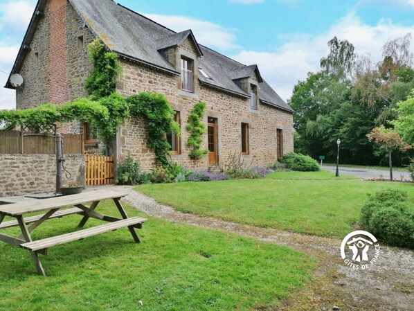 Location de vacances avec Gîtes de France Mayenne - H53G019188 grand gîte La Grande Reignière à Brécé jusqu’à 8 personnes. Maison familiale de campagne proche de la Bretagne et de la Normandie. Jardin clos avec étang de pêche privé, cheminée.