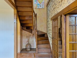 NIVEAU 0 : escaliers - H53G019188 - La Grande Reignière – Gîtes de France Mayenne