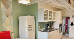 NIVEAU 0 : Cuisine/séjour de 48m² avec cheminée - H53G010841 - Gite des Mazures à Niafles, 7 personnes – Gîtes de France Mayenne