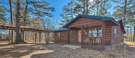 Hodgen Vacation Rental | 1 Story Cabin | 2BR | 2BA | 964 Sq Ft