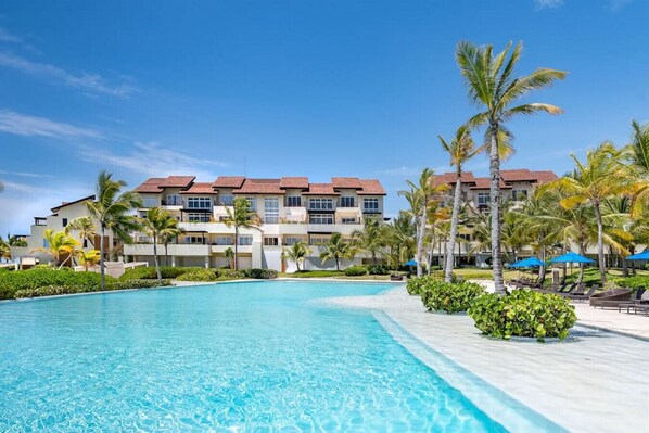 Sotogrande: Beachfront condo w/ housekeeper, plunge pool, beach & pool