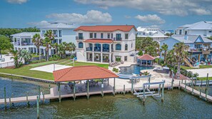 Beautiful Backyard Oasis with Parking for several Boats