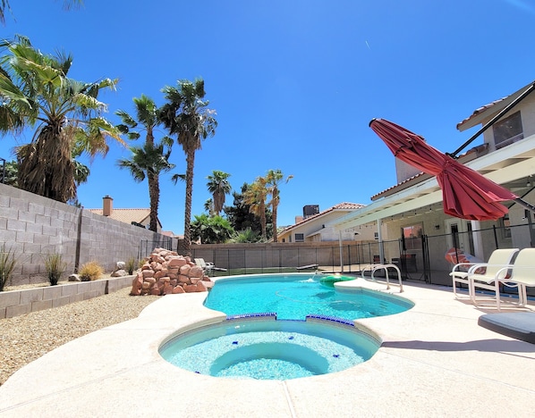 Large pool with spa