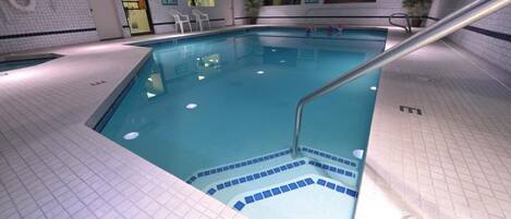 Large swimming pool, don’t be afraid to jump in!