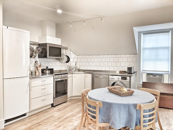 eat in kitchen off of entrance way