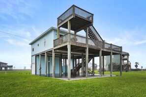 Observation deck for even more expansive views!