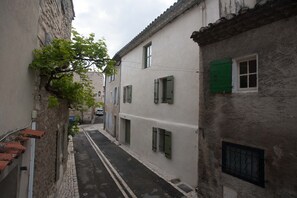 Façade rue du Parage, à l'écart de l'activité tout en en plein coeur de village 