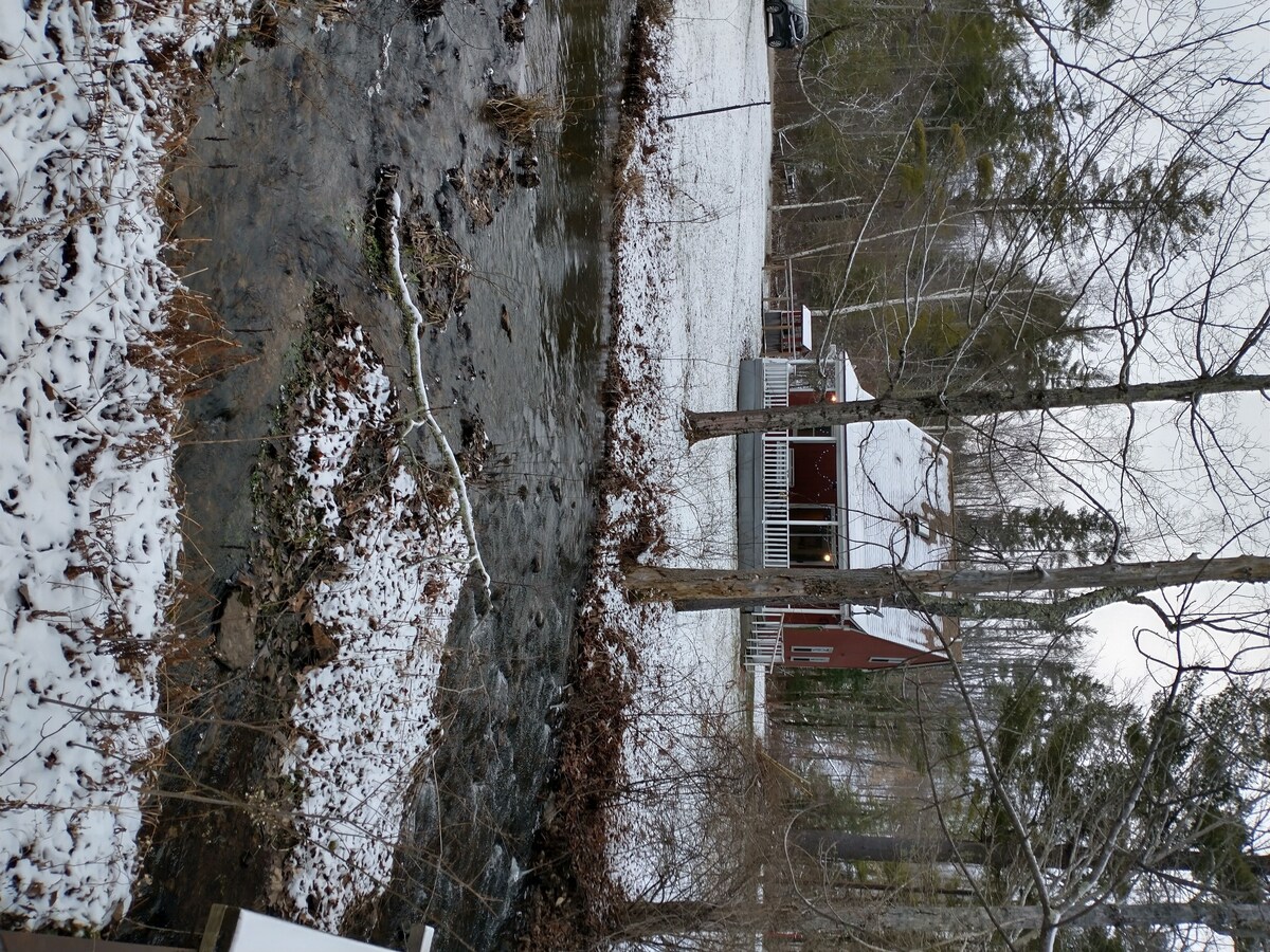 Two Brooks Lodge, Beautiful Waterfront Vermont Retreat