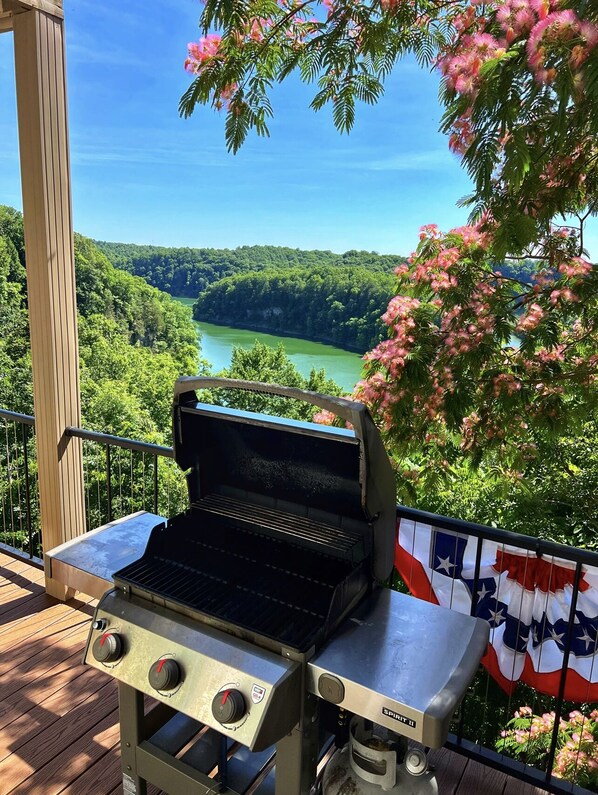 It’s time to lake it easy.
Lake views from the middle deck at Sunset☀️Ridge.