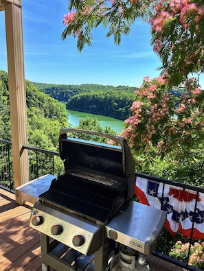 Ready for lake season in 2025?
Lake views from the middle deck at Sunset☀️Ridge.