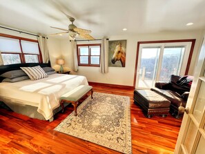 Master suite with lake views. King bed sleeps 2. Black out curtains & linens.