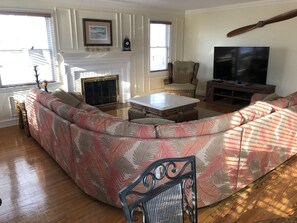 Living Room (Main Floor) - Picture 4 of 4