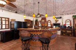 Kitchen with basic cooking apliances.