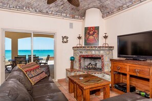 Spacioys living room with fireplace and Smart-TV.
