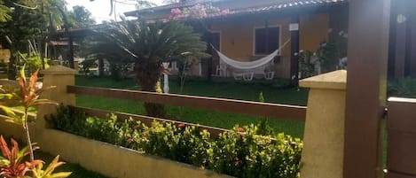 Fachada da casa com o jardim