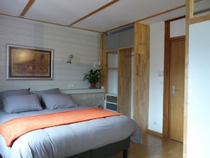 Bedroom with 160 cm bed