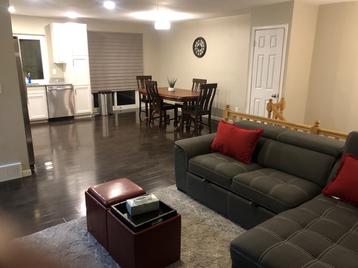 MileHi Vacation Home (near DIA, pet friendly, has a baby crib)