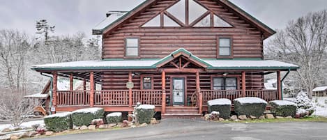 Sevierville Vacation Rental Cabin | 8BR | 7.5BA | 5,000 Sq Ft