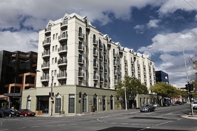 Frome St Studio Apartments - Kitchenette + Balcony!