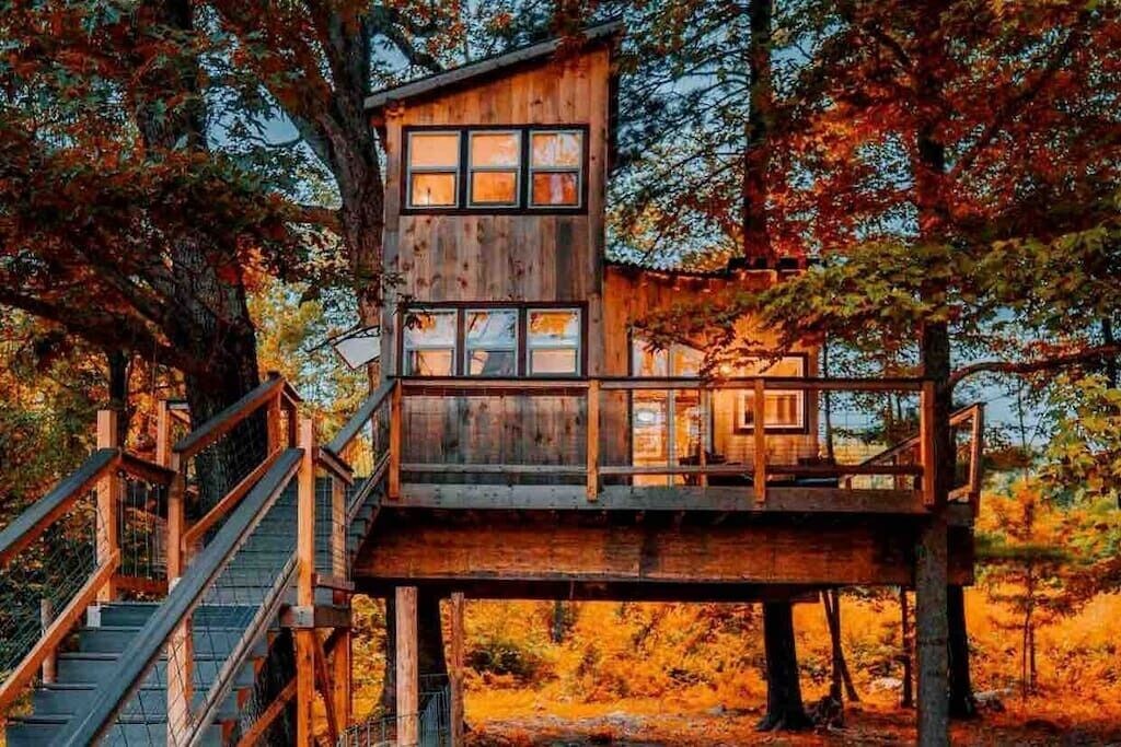 Treehouse in Connecticut sits nestled in fall foliage